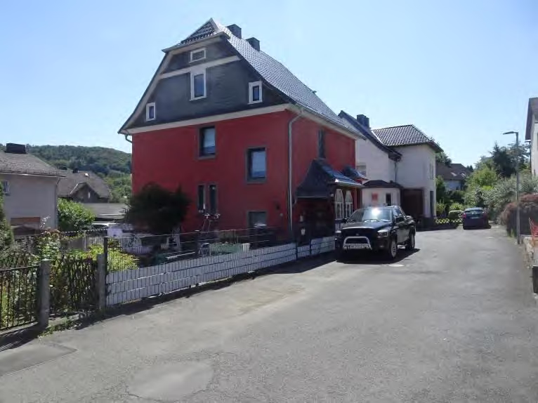 Zwangsversteigerung Einfamilienhaus in Angelburg, Gönnern – Nordansicht des Wohnhauses entlang des Wiesenwegs.