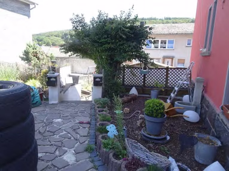 Zwangsversteigerung Einfamilienhaus in Angelburg, Gönnern – Gartenhaus, Freifläche und Zugang zur Fertiggarage.