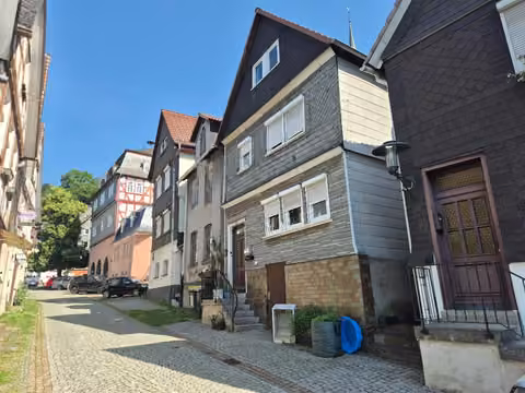 Zwangsversteigerung Einfamilienhaus in Biedenkopf – Straßenseitige Ansicht des Fachwerkhauses mit Eingangstreppe in der Stadtgasse.