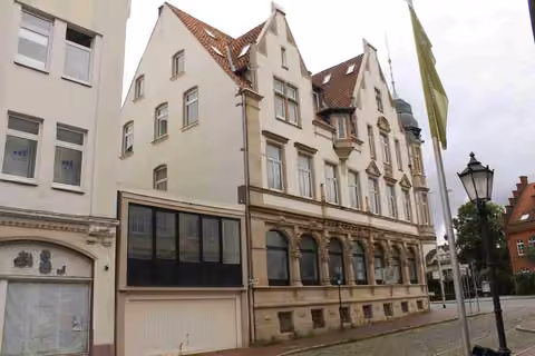 Zwangsversteigerung Wohn-/Geschäftshaus in Hameln – Ansicht des Gebäudes und Straßenzuges aus westlicher Richtung.